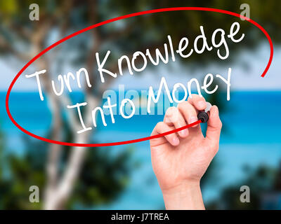 Hand des Mannes wissen in Geld verwandeln mit schwarzem Filzstift auf Bildschirm zu schreiben. Isoliert auf Natur. Wirtschaft, Technologie, Internet-Konzept. Stock Foto Stockfoto