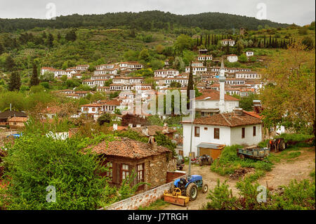 Ein malerischer Blick auf das historische Dorf Şirince, Türkei, mit seinen traditionellen weiß getünchten Häusern, gekrönt von roten Ziegeldächern, eingebettet in ein üppiges, grünes Grün Stockfoto