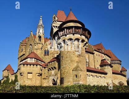 Schöne mittelalterliche Kreuzenstein Burg in Leobendorf Dorf. In der Nähe von Wien, Österreich - Europa. Herbsttag. Stockfoto