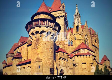 Schöne mittelalterliche Kreuzenstein Burg in Leobendorf Dorf. In der Nähe von Wien, Österreich - Europa. Herbsttag. Stockfoto