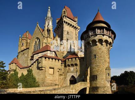 Schöne mittelalterliche Kreuzenstein Burg in Leobendorf Dorf. In der Nähe von Wien, Österreich - Europa. Herbsttag. Stockfoto