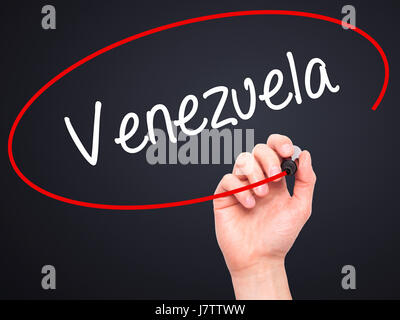 Hand des Mannes Venezuela mit schwarzem Filzstift auf Bildschirm zu schreiben. Isoliert auf schwarz. Wirtschaft, Technologie, Internet-Konzept. Stockfoto