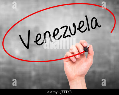 Hand des Mannes Venezuela mit schwarzem Filzstift auf Bildschirm zu schreiben. Isoliert auf grau. Wirtschaft, Technologie, Internet-Konzept. Stockfoto