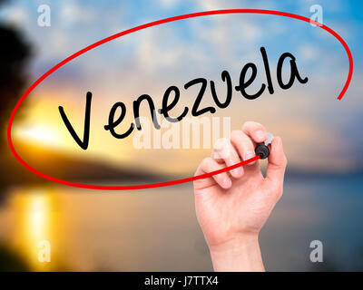 Hand des Mannes Venezuela mit schwarzem Filzstift auf Bildschirm zu schreiben. Isoliert auf Natur. Wirtschaft, Technologie, Internet-Konzept. Stockfoto