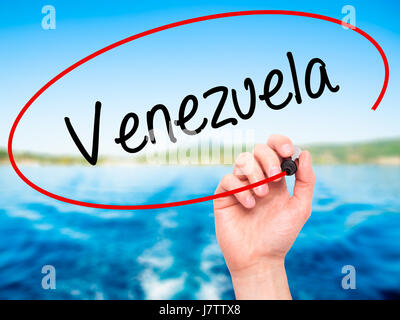 Hand des Mannes Venezuela mit schwarzem Filzstift auf Bildschirm zu schreiben. Isoliert auf Natur. Wirtschaft, Technologie, Internet-Konzept. Stockfoto