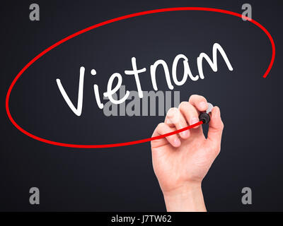 Hand des Mannes Vietnam mit schwarzem Filzstift auf Bildschirm zu schreiben. Isoliert auf schwarz. Wirtschaft, Technologie, Internet-Konzept. Stockfoto