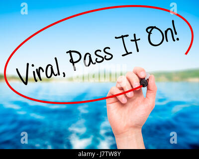Mann Handschrift Viral, Pass It On!  mit schwarzen Balken am Bildschirm. Auf Hintergrund isoliert. Wirtschaft, Technologie, Internet-Konzept. Stock Foto Stockfoto
