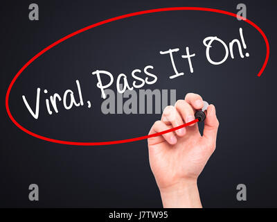 Mann Handschrift Viral, Pass It On!  mit schwarzen Balken am Bildschirm. Auf Hintergrund isoliert. Wirtschaft, Technologie, Internet-Konzept. Stock Foto Stockfoto