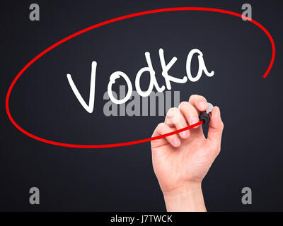 Hand des Mannes Wodka mit schwarzen Balken am Bildschirm zu schreiben. Isoliert auf schwarz. Wirtschaft, Technologie, Internet-Konzept. Stock Foto Stockfoto