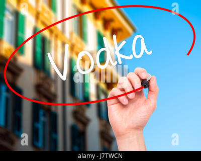 Hand des Mannes Wodka mit schwarzen Balken am Bildschirm zu schreiben. Isoliert auf Stadt. Wirtschaft, Technologie, Internet-Konzept. Stock Foto Stockfoto