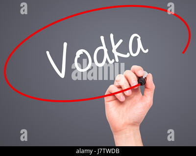 Hand des Mannes Wodka mit schwarzen Balken am Bildschirm zu schreiben. Isoliert auf grau. Wirtschaft, Technologie, Internet-Konzept. Stock Foto Stockfoto