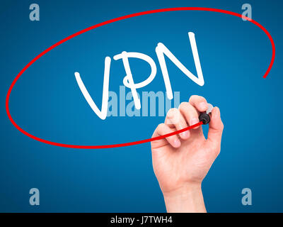 Hand des Mannes VPN (Virtual Private Network) mit schwarzem Filzstift auf Bildschirm zu schreiben. Auf Hintergrund isoliert. Wirtschaft, Technologie, Internet-Konzept. Sto Stockfoto