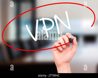 Hand des Mannes VPN (Virtual Private Network) mit schwarzem Filzstift auf Bildschirm zu schreiben. Auf Hintergrund isoliert. Wirtschaft, Technologie, Internet-Konzept. Sto Stockfoto