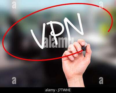 Hand des Mannes VPN (Virtual Private Network) mit schwarzem Filzstift auf Bildschirm zu schreiben. Auf Hintergrund isoliert. Wirtschaft, Technologie, Internet-Konzept. Sto Stockfoto