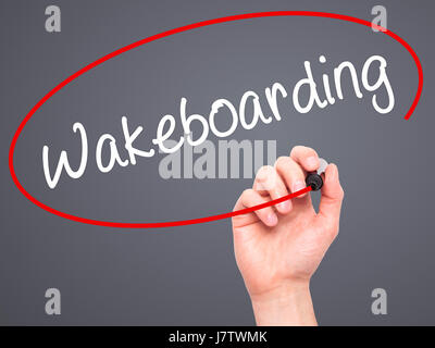 Hand des Mannes Wakeboarden mit schwarzem Filzstift auf Bildschirm zu schreiben. Auf Hintergrund isoliert. Wirtschaft, Technologie, Internet-Konzept. Stock Foto Stockfoto