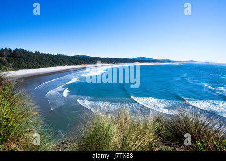 Einen atemberaubenden Blick auf den Pazifischen Ozean unter einem lebhaften blauen Himmel. Schaumkronen bilden einen schönen Kontrast zu tiefes Blau des Wassers und des Himmels. Stockfoto