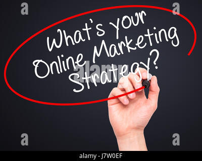 Hand des Menschen schreiben, was Ihre Online Marketingstrategie ist? mit schwarzen Balken am Bildschirm. Isoliert auf schwarz. Wirtschaft, Technologie, Internet-Konzept. Stockfoto