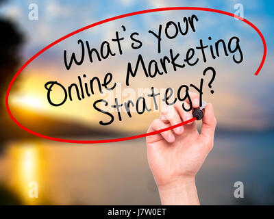 Hand des Menschen schreiben, was Ihre Online Marketingstrategie ist? mit schwarzen Balken am Bildschirm. Isoliert auf Natur. Wirtschaft, Technologie, Internet-Konzept Stockfoto