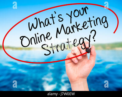 Hand des Menschen schreiben, was Ihre Online Marketingstrategie ist? mit schwarzen Balken am Bildschirm. Isoliert auf Natur. Wirtschaft, Technologie, Internet-Konzept Stockfoto