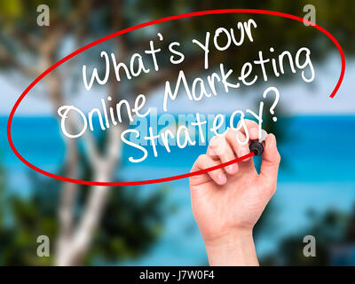 Hand des Menschen schreiben, was Ihre Online Marketingstrategie ist? mit schwarzen Balken am Bildschirm. Isoliert auf Natur. Wirtschaft, Technologie, Internet-Konzept Stockfoto