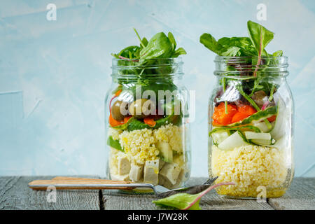 Bunter Salat mit Couscous, Tofu und Gemüse im Glas. Liebe für eine gesunde vegane Ernährung Konzept Stockfoto