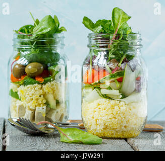 Bunter Salat mit Couscous, Tofu und Gemüse im Glas. Liebe für eine gesunde vegane Ernährung Konzept Stockfoto