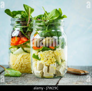 Bunter Salat mit Couscous, Tofu und Gemüse im Glas. Liebe für eine gesunde vegane Ernährung Konzept Stockfoto