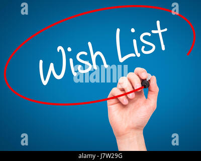 Hand des Mannes Wunschliste mit schwarzem Filzstift auf Bildschirm zu schreiben. Isoliert auf blau. Wirtschaft, Technologie, Internet-Konzept. Stockfoto
