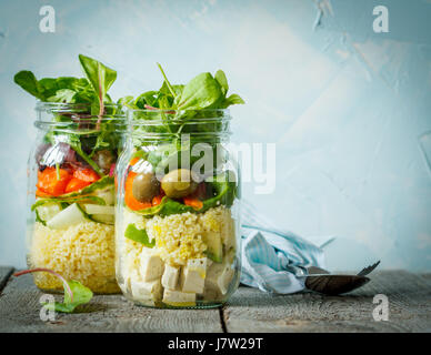 Bunter Salat mit Couscous, Tofu und Gemüse im Glas. Liebe für eine gesunde vegane Ernährung Konzept Stockfoto