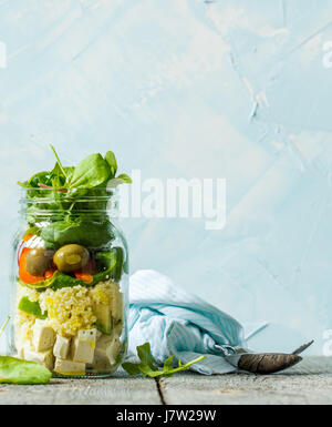 Bunter Salat mit Couscous, Tofu und Gemüse im Glas. Liebe für eine gesunde vegane Ernährung Konzept Stockfoto