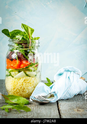 Bunter Salat mit Couscous, Tofu und Gemüse im Glas. Liebe für eine gesunde vegane Ernährung Konzept Stockfoto