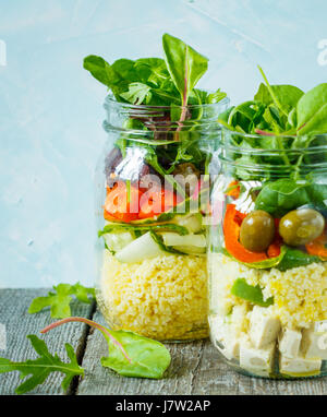 Bunter Salat mit Couscous, Tofu und Gemüse im Glas. Liebe für eine gesunde vegane Ernährung Konzept Stockfoto