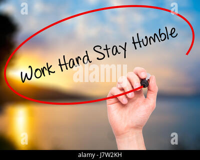 Mann Handschrift Arbeit hart bleiben bescheiden mit schwarzen Balken am Bildschirm. Isoliert auf Natur. Wirtschaft, Technologie, Internet-Konzept. Stockfoto