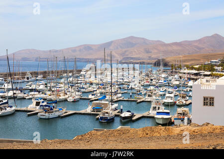 Puerto Calero, Lanzarote - Boote vertäut im Hafen Marina, Ostküste, Lanzarote, Kanarische Inseln, Europa Stockfoto