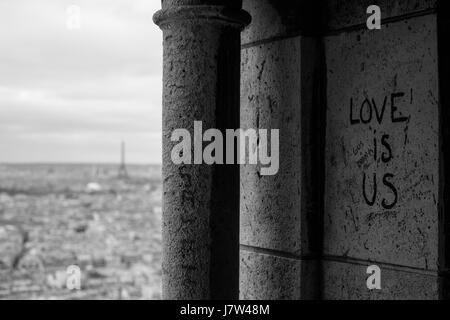 "Liebe ist uns" Schreiben von der Spitze der Basilique du Sacré Coeur, Paris Frankreich Stockfoto