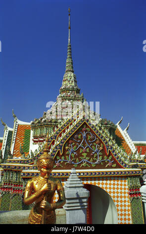 Ein Schrein auf dem Gelände der Tempel des Smaragd-Buddha, Grand Palace, Bangkok, Thailand Stockfoto