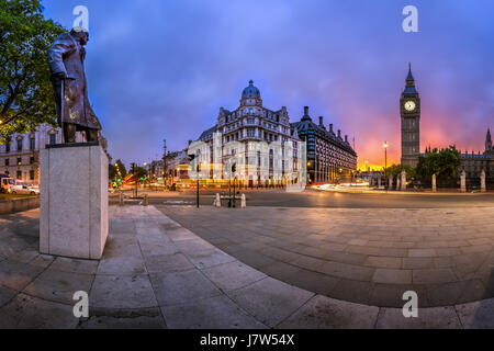 Panorama des Parliament Square und Queen Elizabeth Tower in London, Vereinigtes Königreich Stockfoto