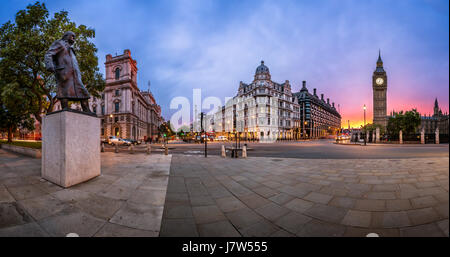 Panorama des Parliament Square und Queen Elizabeth Tower in London, Vereinigtes Königreich Stockfoto