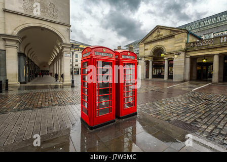 Rote Telefonzelle am Covent Garden Market an regnerischen Tag, London, Vereinigtes Königreich Stockfoto