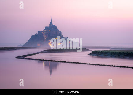 Mont Saint Michel Sonnenaufgang Dawn Couesnon Fluss landschaftlich Seelandschaft Abtei atmosphärischen düsteren sich windender Fluss Bucht von Mont St. Michel Stockfoto