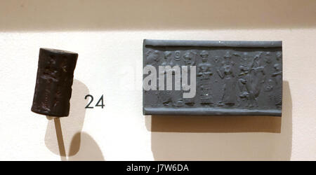 Dieses Zylindersiegel aus der albabylonischen Zeit (um 2000-1600 v. Chr.) zeigt eine Szene der Präsentation und des Kampfes. Es ist ein wichtiges Artefakt aus der alten mesopotamischen Kultur, das Einblicke in die Kunst und gesellschaftlichen Praktiken der Region bietet. Stockfoto