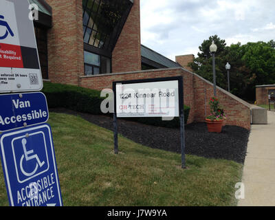 Dies ist ein Bild, das die Kinner Road zeigt, die sich in einer nicht näher bezeichneten Region befindet. Sie stellt eine typische Szene von ländlichen oder vorstädtischen Straßen dar, wobei die Zahl wahrscheinlich auf einen bestimmten Ort oder ein bestimmtes Ereignis verweist, das mit dem Gebiet verknüpft ist. Stockfoto