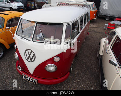Der Volkswagen Type 23 Bus von 1965, auch bekannt als Microbus, ist ein legendäres Fahrzeug, das für sein unverwechselbares Design und seinen Nutzen bekannt ist. Sie gehörte zur Volkswagen Transporter-Baureihe und wurde zu einem Symbol der Gegenkultur der 1960er Jahre. Der Bus verfügt über eine geräumige Innenausstattung und wurde für verschiedene Zwecke genutzt, einschließlich Transport- und Freizeitaktivitäten. Stockfoto