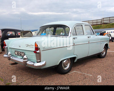 Das Bild zeigt einen Ford Zephyr aus dem Jahr 1964, einen britischen Mittelklasse-Wagen von Ford. Das Fahrzeug ist mit dem Kennzeichen AE 72 50 abgebildet und unterstreicht das Design und die typischen Merkmale der britischen Automobile der 1960er Jahre. Stockfoto