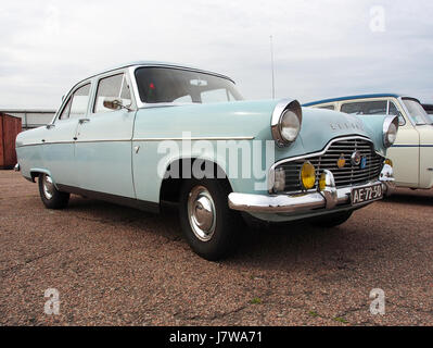 Der 1964er Ford Zephyr war in den 1960er Jahren ein beliebter Mittelklasse-Wagen, der für seinen Komfort und sein Design bekannt war. Der Wagen wurde in Großbritannien und anderen europäischen Märkten weit verbreitet produziert und verkauft, was für seine praktische Anwendung Anerkennung fand. Stockfoto