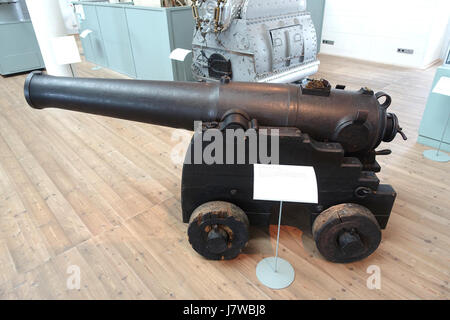 Diese 12-Pfund-Kanone aus dem Jahr 1845 ist im Marinmuseum in Karlskrona, Schweden, ausgestellt. Es repräsentiert ein Stück Militärgeschichte aus dem 19. Jahrhundert und zeigt Marineartillerie aus dieser Zeit. Stockfoto