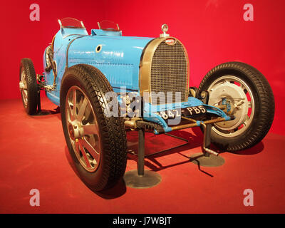 Der 1929 Bugatti Type 35B ist ein klassischer Rennwagen, der für seinen 8-Zylinder-Motor mit 140 PS bekannt ist. Mit einer Höchstgeschwindigkeit von 210 km/h und einem Hubraum von 2263 cm3 stellt er eine bedeutende Leistung in der Automobiltechnik in den späten 1920er Jahren dar Stockfoto