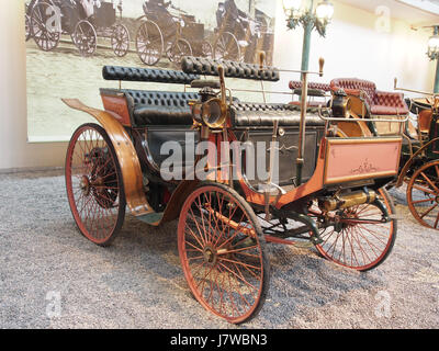 Dieses Bild zeigt einen Peugeot Phaetonnet Typ 8 aus dem Jahr 1893, ein früheres Automodell mit Zweizylindermotor, 3 PS und einer Höchstgeschwindigkeit von 20 km/h. Dieses Fahrzeug ist ein Beispiel für frühe Fahrzeugtechnik und -Konstruktion. Stockfoto
