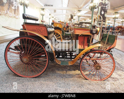 Der 1893er Peugeot Phaetonnet Type 8 ist ein historisches Automobil mit einem Zweizylindermotor mit 3 PS. Dieses Fahrzeug, das Teil der frühen Automobilproduktion von Peugeotâ ist, wurde für bescheidene Geschwindigkeiten entwickelt und stellt die Anfangsphase der Automobilgeschichte dar und bietet Einblick in frühe Ingenieurskunst und Design. Stockfoto