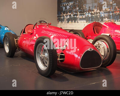 Der Maserati GP 4CL 1939 ist ein klassischer Rennwagen, der für seinen 4-Zylinder-Motor, 1492 cm3 Hubraum und 220 PS bekannt ist. Er kann Geschwindigkeiten von bis zu 230 km/h erreichen und wurde für den Motorsport entwickelt und ist ein bedeutendes Modell in der Renngeschichte von Maseratiâ. Stockfoto